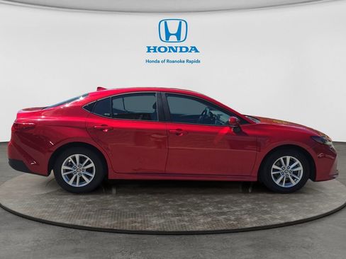 Used 2025 Toyota Camry SE FWD image 6