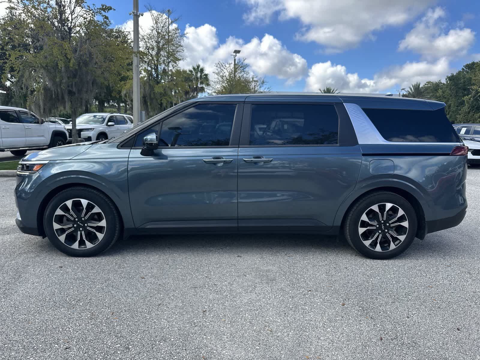 Used 2024 Kia Carnival EX FWD image 3