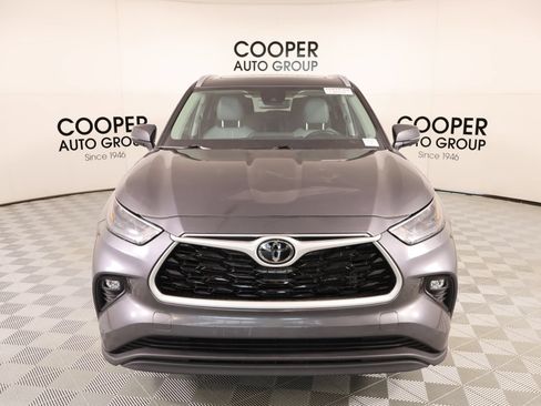 Used 2024 Toyota Highlander XLE AWD/4WD image 9