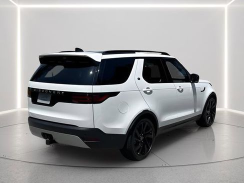 Certified 2025 Land Rover Discovery S image 5