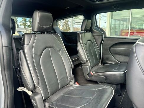 Used 2025 Chrysler Pacifica Limited image 19