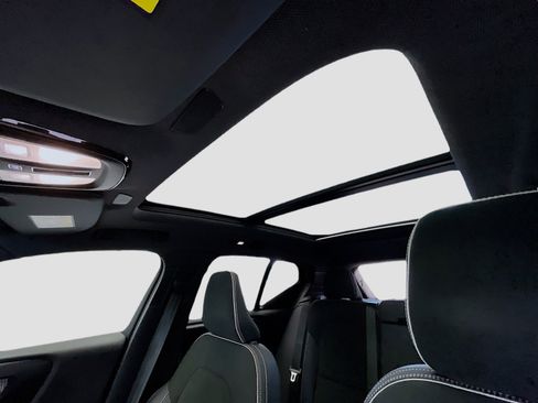 Used 2022 Volvo XC40 P8 Recharge Ultimate image 17