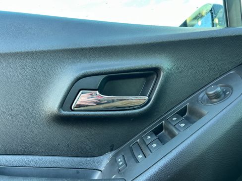 Used 2019 Chevrolet Trax LT w/ LT Convenience Package image 11