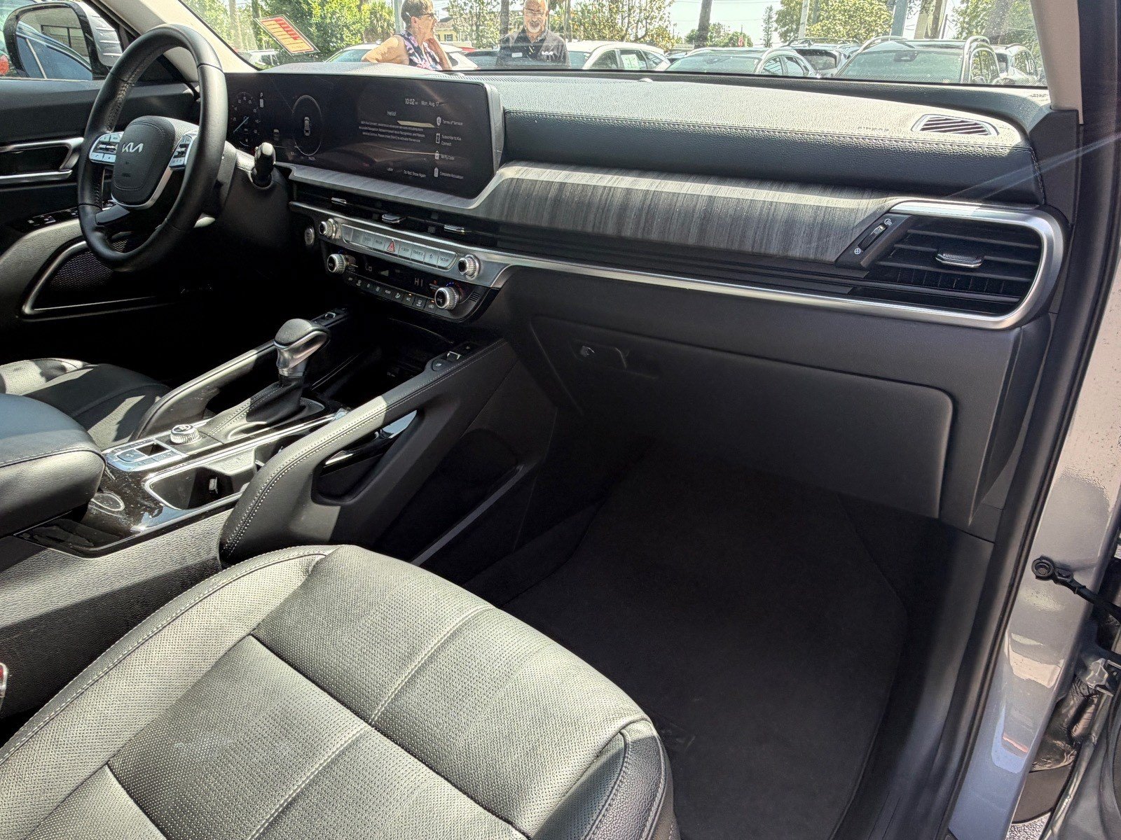 Used 2025 Kia Telluride SX w/ SX Captain's Chair Package FWD image 27