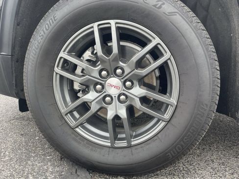 Used 2025 GMC Acadia Elevation image 9