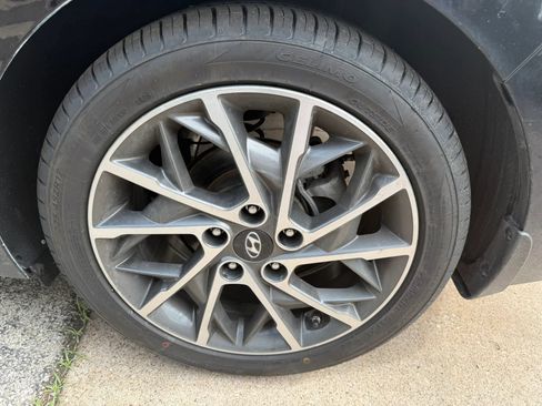 Used 2020 Hyundai Elantra Limited w/ Winter Weather Package FWD image 7