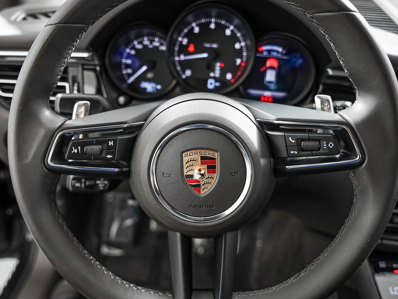 Certified 2024 Porsche Macan AWD/4WD image 18