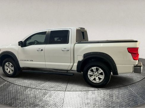 Used 2018 Nissan Titan SV image 4