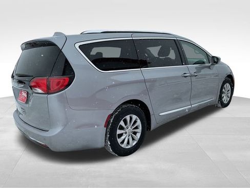 Used 2018 Chrysler Pacifica Touring-L Plus image 7