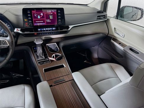 Certified 2024 Toyota Sienna XLE image 21