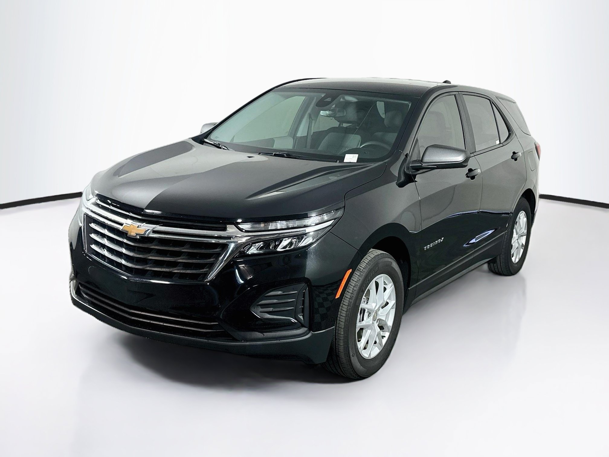 Used 2024 Chevrolet Equinox LS w/ LS Convenience Package FWD image 3