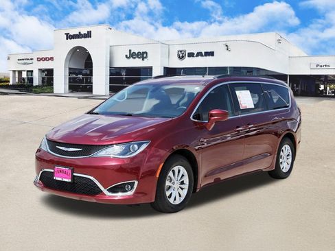 Used 2018 Chrysler Pacifica Touring Plus image 3