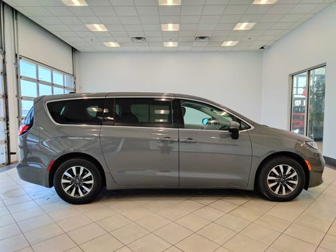 Used 2023 Chrysler Pacifica Touring-L FWD image 2