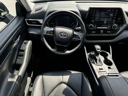 Used 2021 Toyota Highlander XLE AWD/4WD image 16