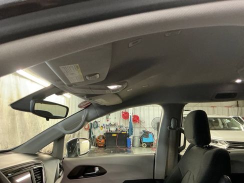 Used 2018 Chrysler Pacifica Touring Plus FWD image 13
