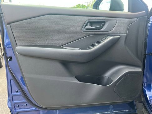 Used 2023 Nissan Rogue S image 11