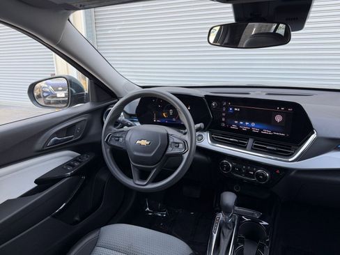 Used 2025 Chevrolet Trax LT image 33