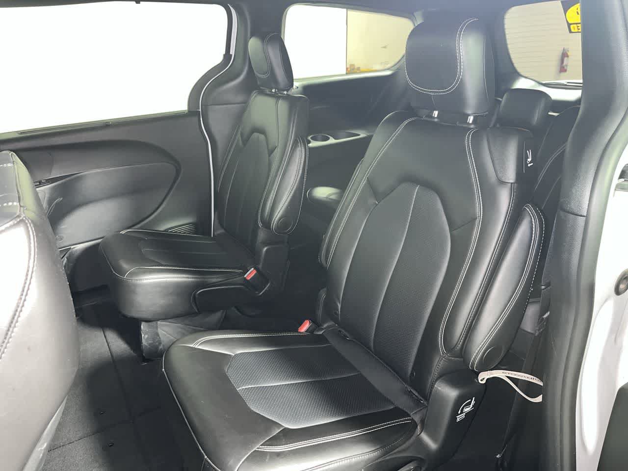 Used 2025 Chrysler Pacifica Select FWD image 28