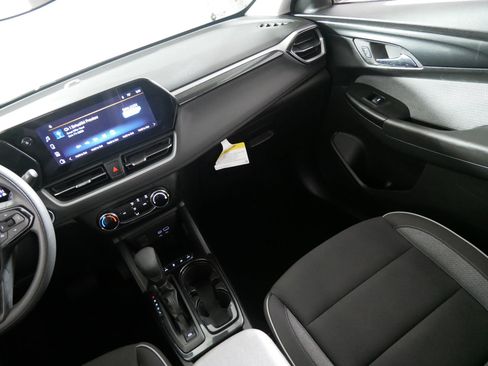 Used 2024 Chevrolet TrailBlazer LS w/ LS Convenience Package AWD/4WD image 11