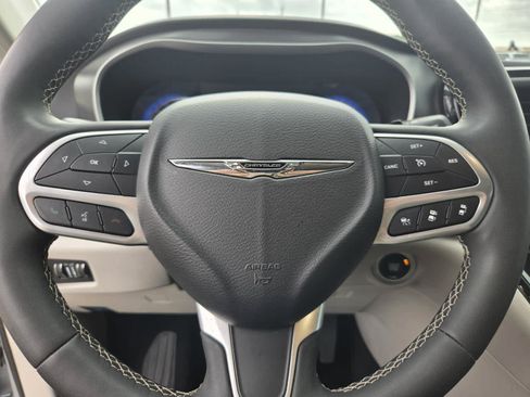 Used 2024 Chrysler Pacifica Touring-L FWD image 18