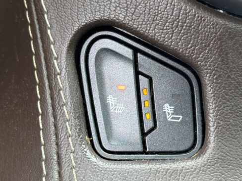 Used 2020 Chevrolet Suburban LT RWD image 32