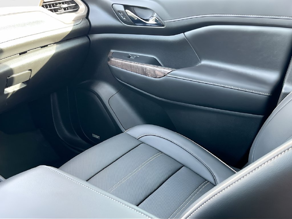 Used 2023 GMC Acadia Denali w/ Denali Technology Package FWD image 25