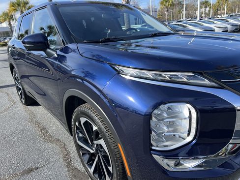 Used 2023 Mitsubishi Outlander SE image 2