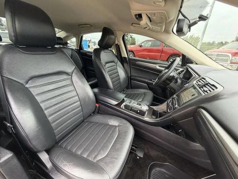 Used 2018 Ford Fusion SE w/ Fusion SE Technology Package FWD image 15