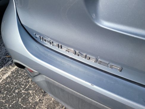 Used 2023 Toyota Highlander XLE FWD image 11