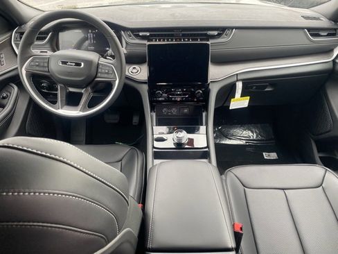 New 2025 Jeep Grand Cherokee Limited w/ Luxury Tech Group II image 34