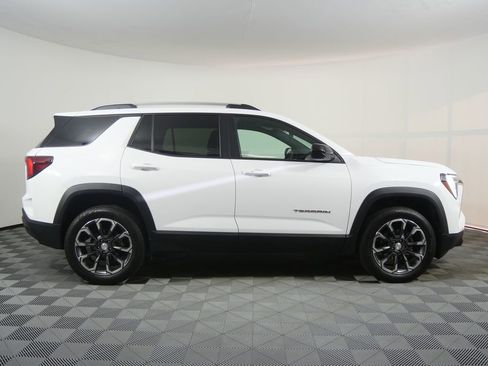 Used 2025 GMC Terrain Elevation w/ Elevation Premium Package AWD/4WD image 2