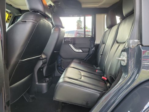 Used 2017 Jeep Wrangler Unlimited Sahara w/ Dual Top Group AWD/4WD image 8