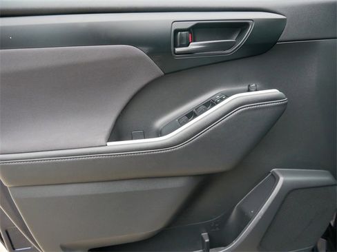 Used 2020 Toyota Highlander LE image 12