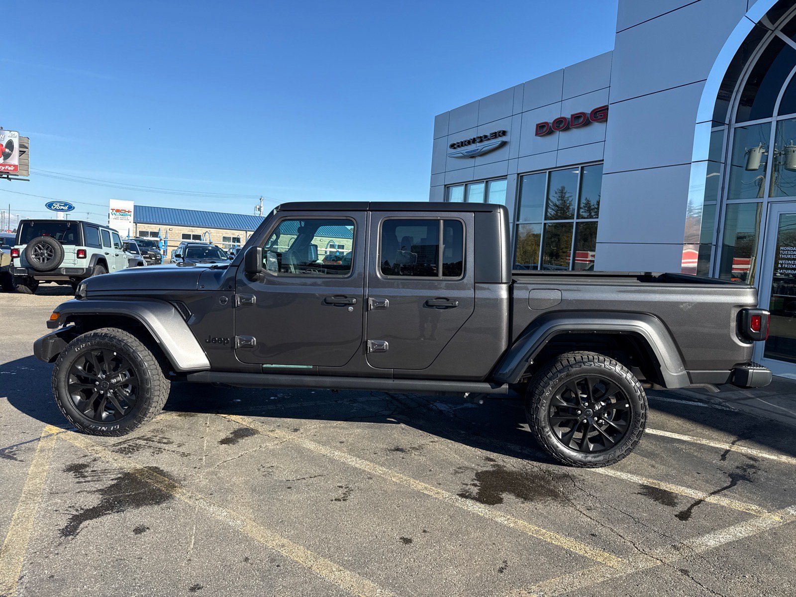 Used 2025 Jeep Gladiator Sport AWD/4WD image 2