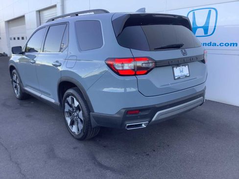 Used 2025 Honda Pilot Touring image 4