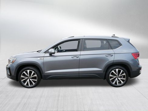 Used 2023 Volkswagen Taos SE w/ Panoramic Sunroof Package AWD/4WD image 4