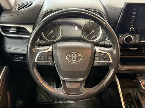 Used 2022 Toyota Highlander XLE AWD/4WD image 19