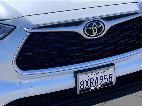 Used 2021 Toyota Highlander XLE AWD/4WD image 29