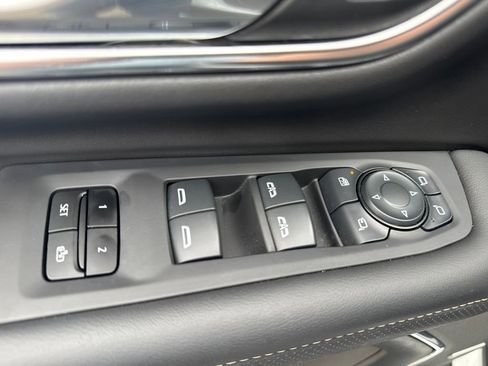 Used 2024 GMC Yukon SLT w/ SLT Premium Package image 22