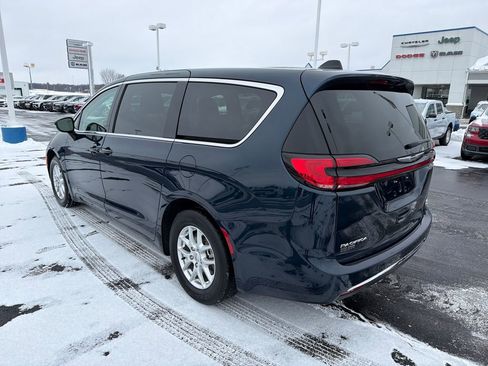 Used 2024 Chrysler Pacifica Touring-L image 3