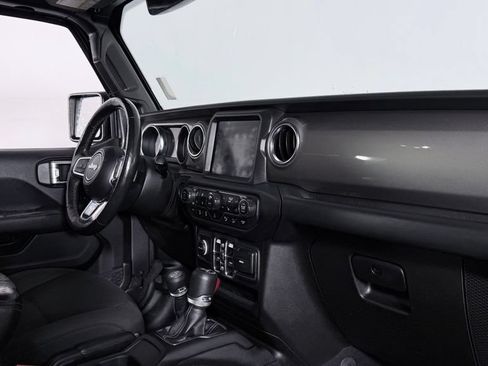 Used 2019 Jeep Wrangler Unlimited Sahara w/ Dual Top Group AWD/4WD image 33