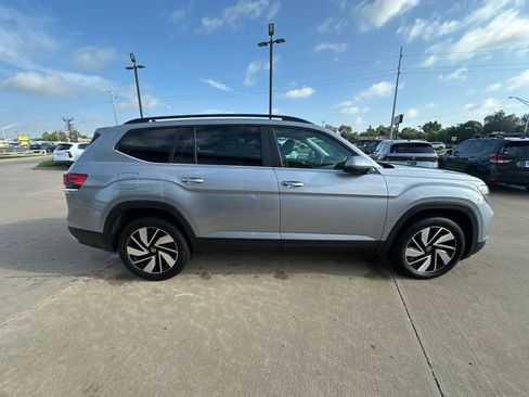 Used 2025 Volkswagen Atlas SE AWD/4WD image 4