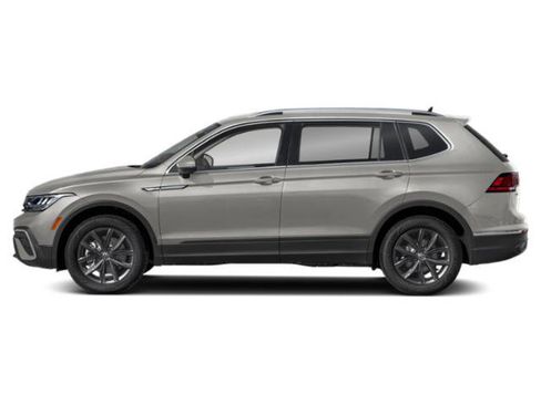 Used 2024 Volkswagen Tiguan SE w/ Panoramic Sunroof Package image 3