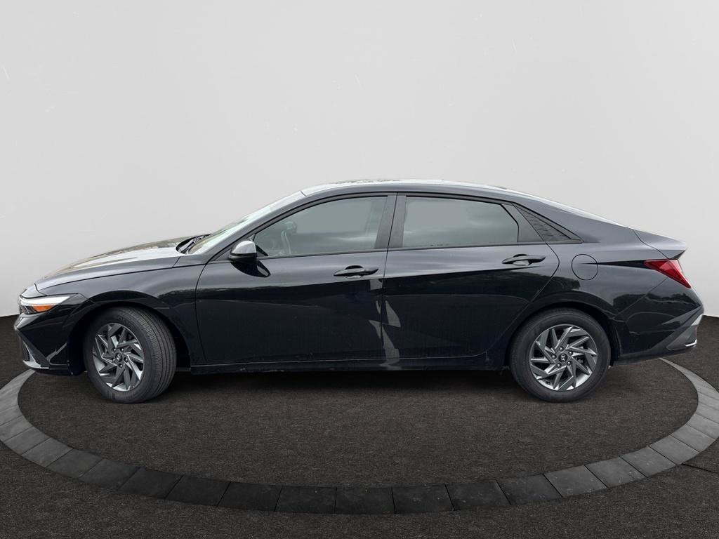 Used 2025 Hyundai Elantra Hybrid FWD image 8