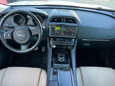 Used 2019 Jaguar F-PACE image 4