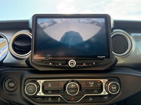 Used 2018 Jeep Wrangler Unlimited Sahara w/ Uconnect 4C Nav & Sound Group AWD/4WD image 29