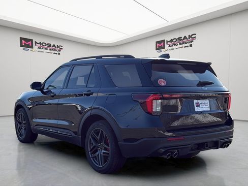 Used 2025 Ford Explorer ST image 5