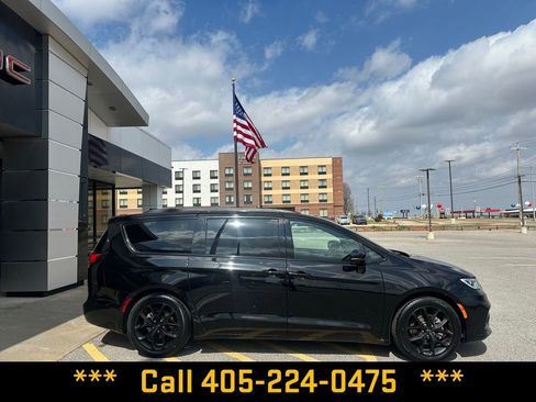 Used 2025 Chrysler Pacifica Limited image 6