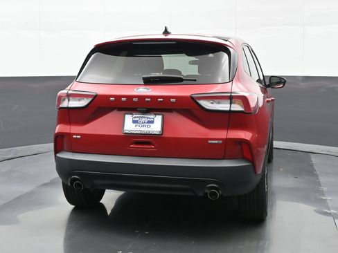 Used 2022 Ford Escape SE w/ SE Sport Appearance Package AWD/4WD image 3