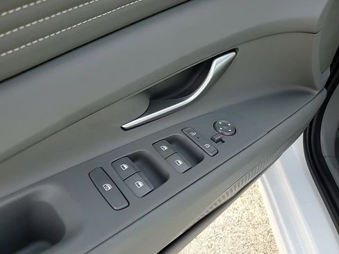 New 2025 Hyundai Elantra SEL image 13